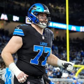 Detroit Lions center Frank Ragnow runs on the field.