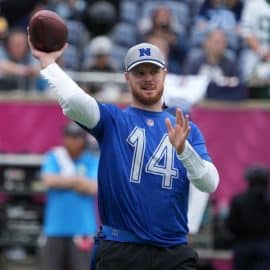 Sam Darnold throws the ball.